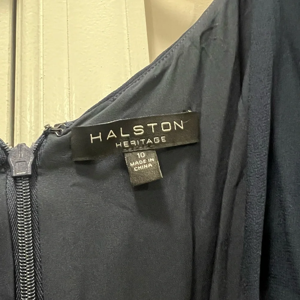 Halston Heritage Dark Navy Pleated Cape Sleeve Georgette Gown Size 10 US $189 - Picture 4 of 6